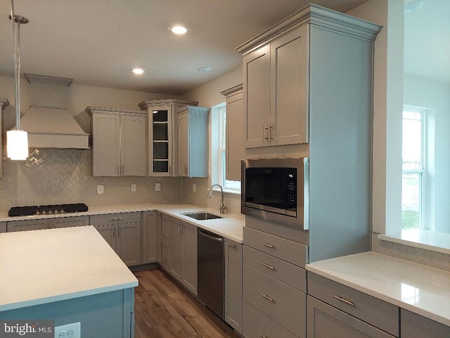 kitchen featuring decorative light fixtures, appliances with stainless steel finishes, sink, tasteful backsplash, and gray cabinets