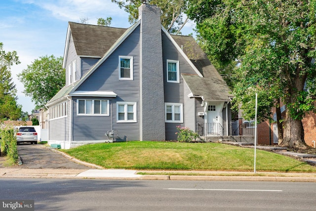 view of front of home with a front lawn