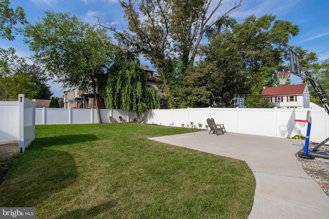 view of yard with a patio area