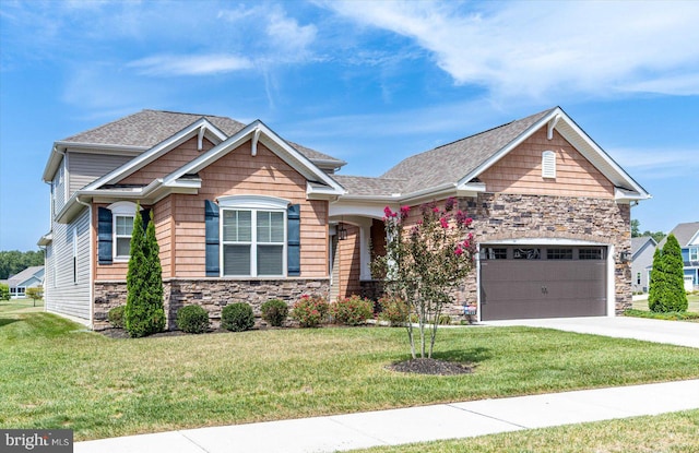 craftsman-style house featuring a front lawn