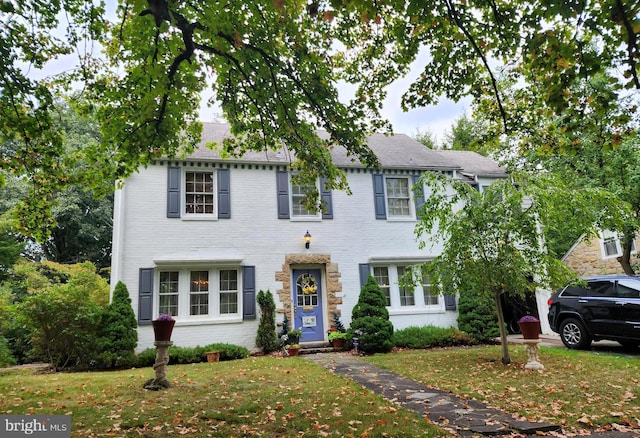 colonial house featuring a front yard