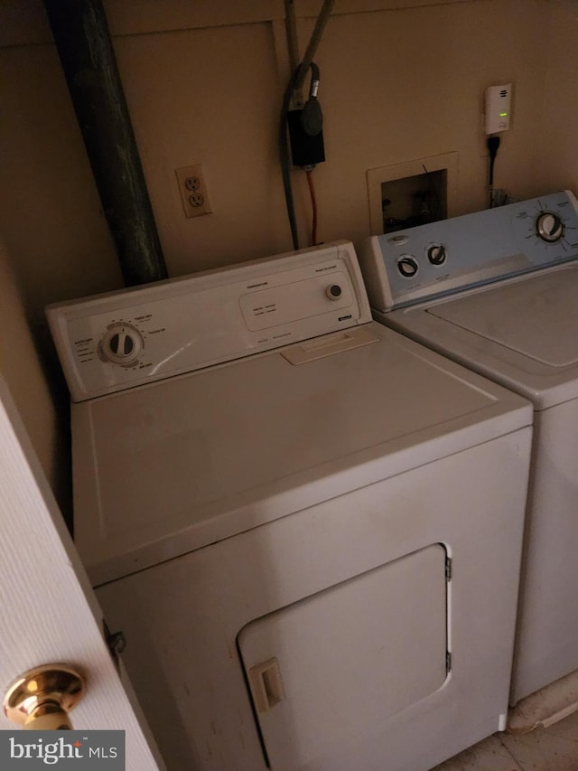 clothes washing area with washing machine and clothes dryer and washer hookup