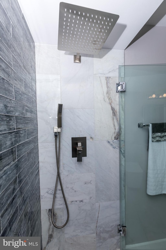 bathroom featuring tiled shower