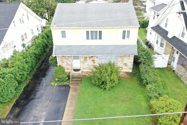 view of front of house with a front lawn