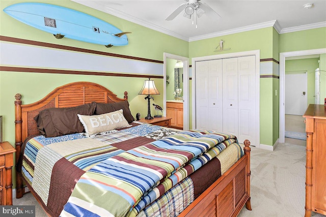 carpeted bedroom featuring ceiling fan, crown molding, and a closet