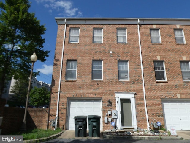 view of front facade featuring a garage