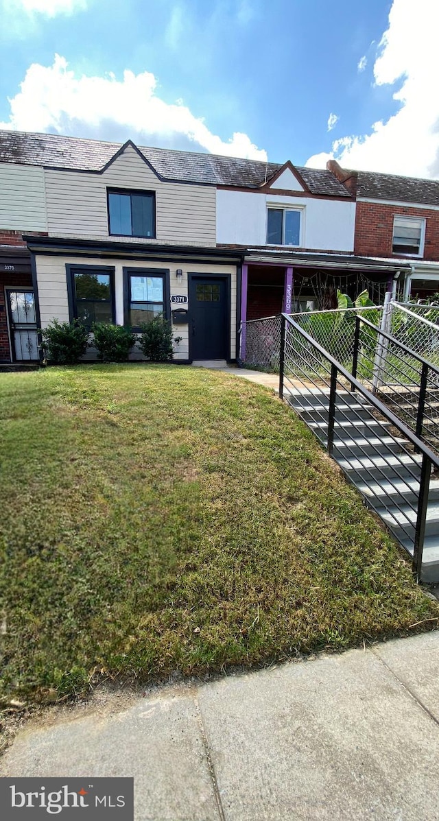 multi unit property featuring a front yard