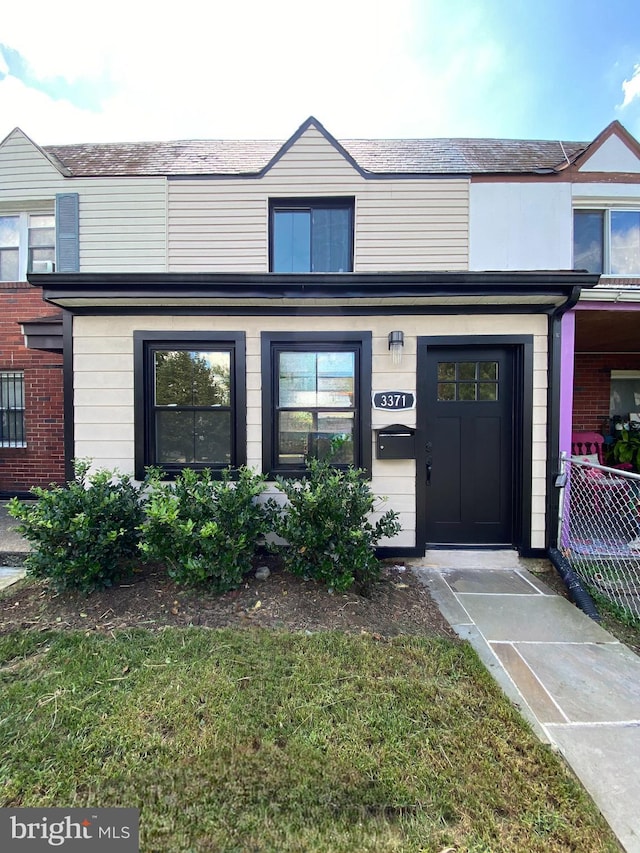 townhome / multi-family property featuring a front yard