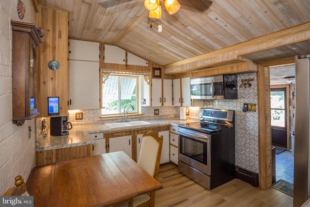 kitchen featuring ceiling fan, sink, light hardwood / wood-style flooring, backsplash, and electric range oven