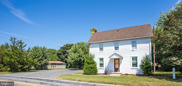 colonial house featuring a front yard