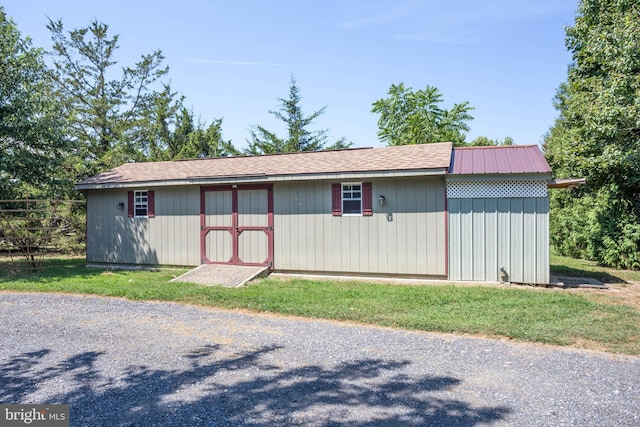 view of front of home featuring an outdoor structure