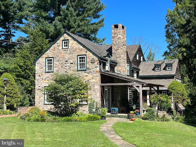 view of front facade featuring a front lawn