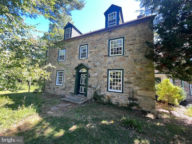 view of front of home with a front lawn