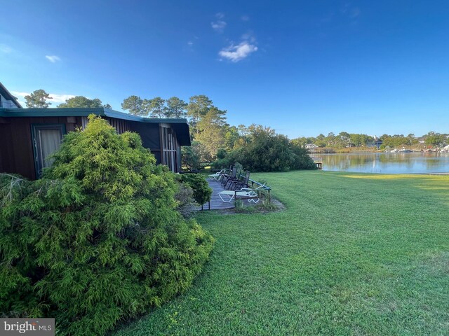 view of yard featuring a water view