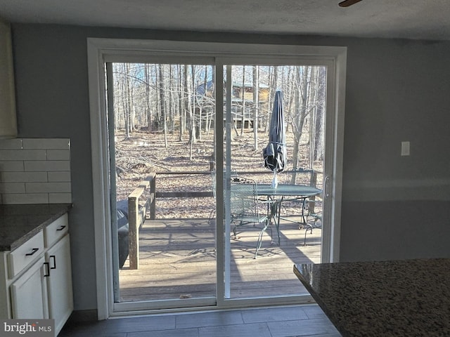 doorway featuring ceiling fan