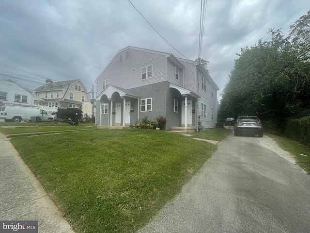 view of front of house featuring a front yard