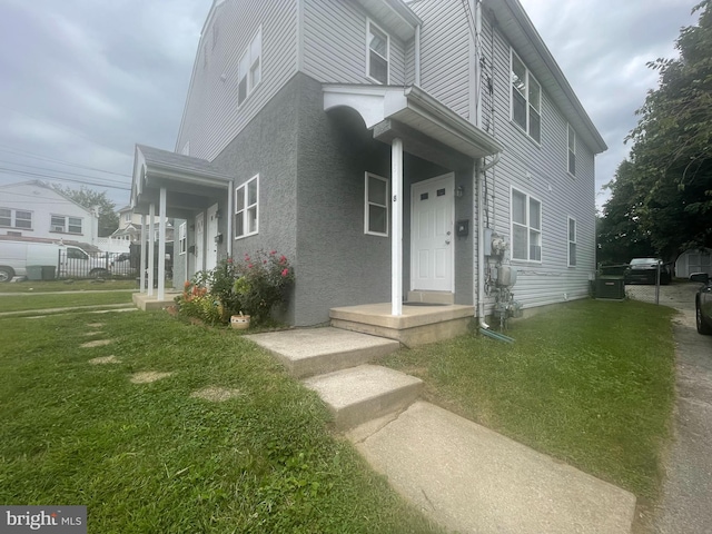 view of front facade with a front yard