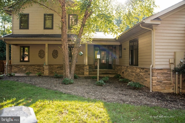 view of front facade featuring a front lawn and covered porch