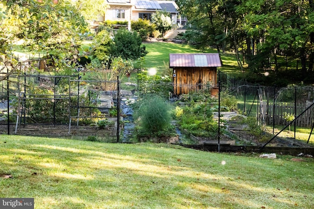 view of yard with an outdoor structure