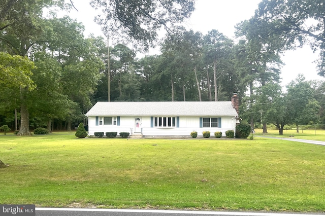 ranch-style house featuring a front lawn