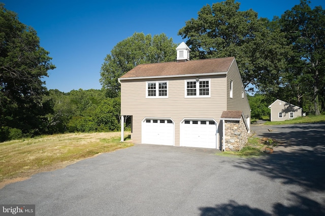 view of front facade featuring a garage