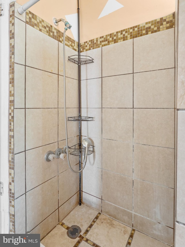 bathroom with a tile shower