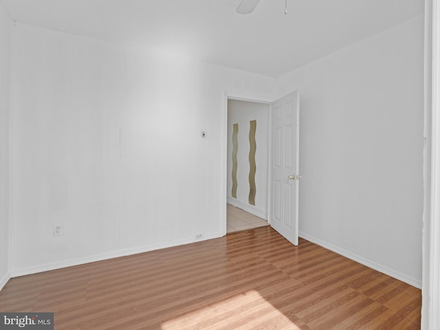 empty room featuring light hardwood / wood-style floors and ceiling fan