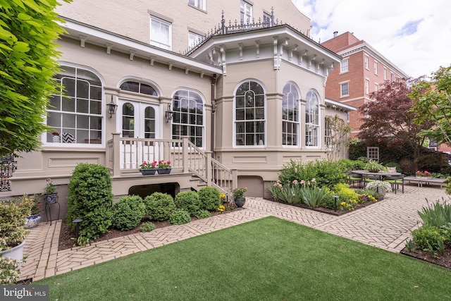 exterior space featuring a lawn