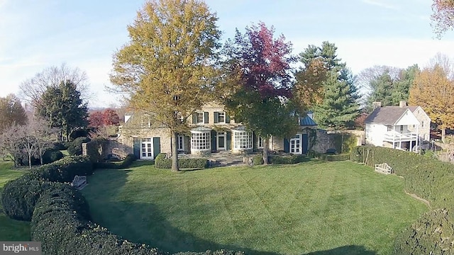 view of front facade featuring a front yard