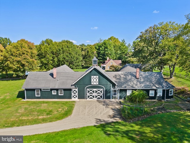 view of front of home with an outdoor structure and a front yard