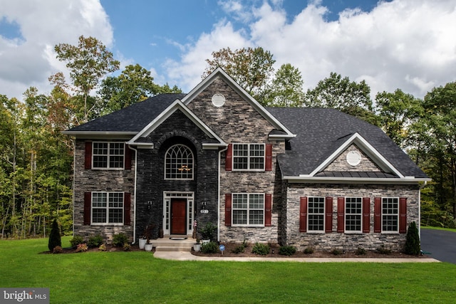 view of front of home featuring a front lawn