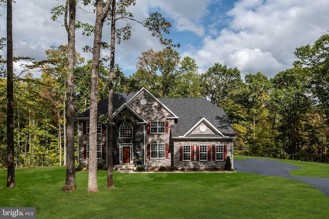 view of front of property featuring a front lawn