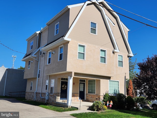 view of front of house with a front lawn