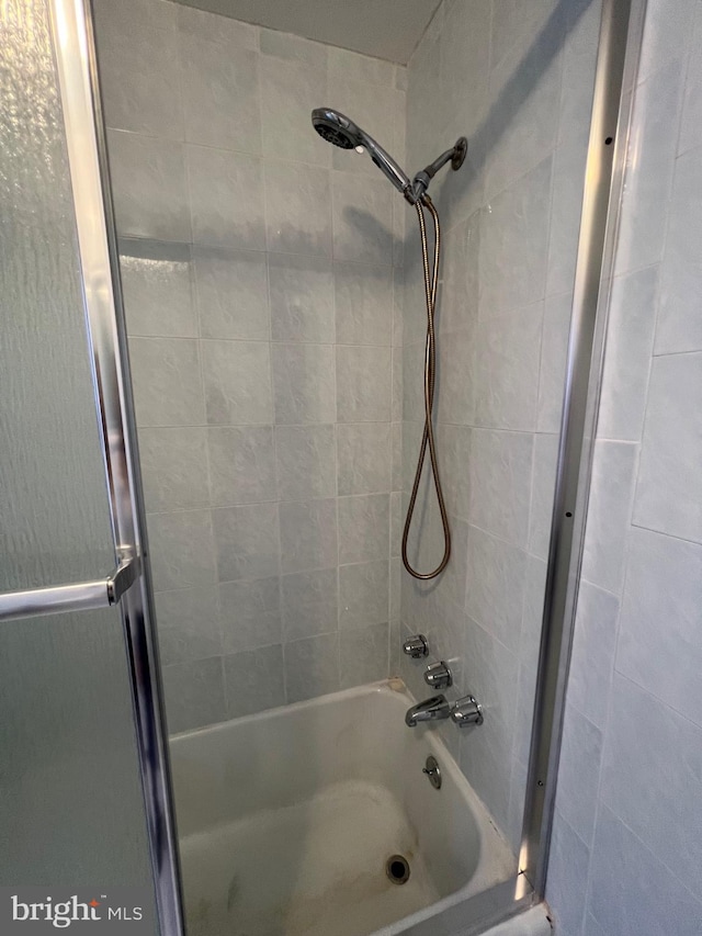 bathroom with enclosed tub / shower combo