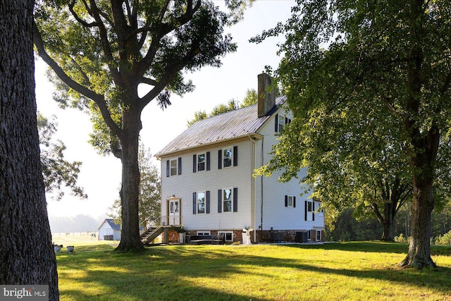 view of front of property featuring a front yard