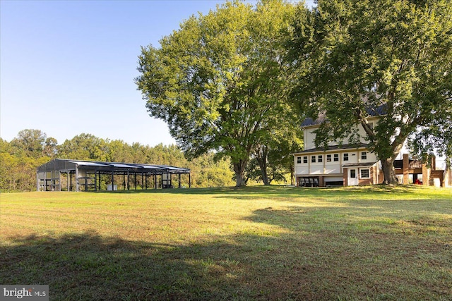 view of yard featuring an outbuilding