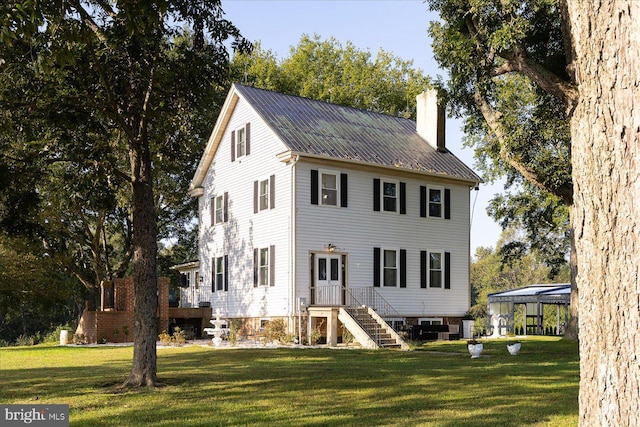 colonial house featuring a front yard