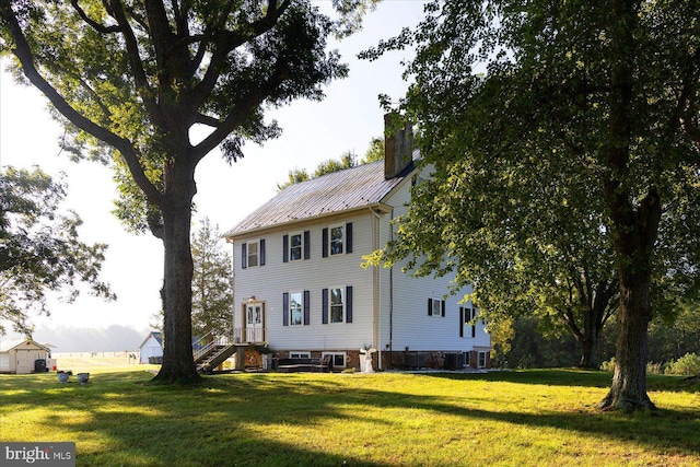 view of front of home featuring a front lawn