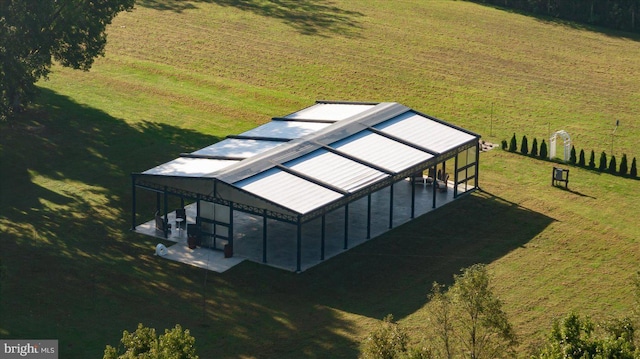 birds eye view of property featuring a rural view