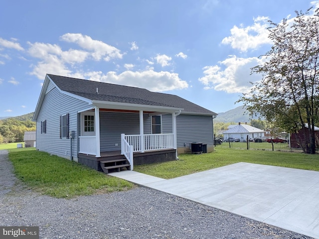 view of front of house with covered porch and a front lawn