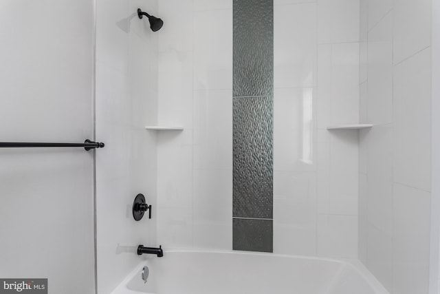 bathroom with tiled shower / bath