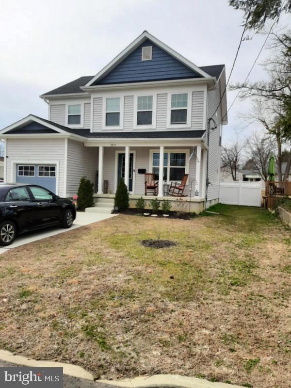 view of front of home featuring covered porch and a front lawn