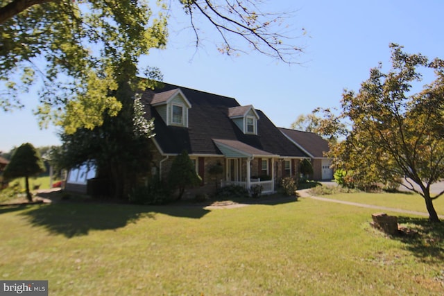 view of front facade featuring a front lawn