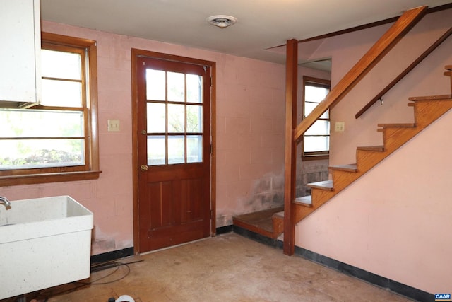 entryway featuring sink