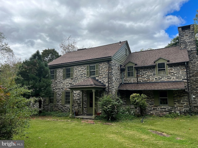 view of front of house with a front lawn