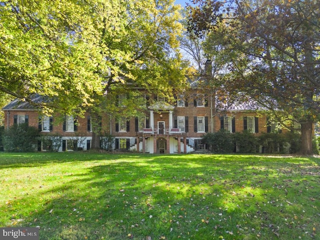 view of front of property with a front yard