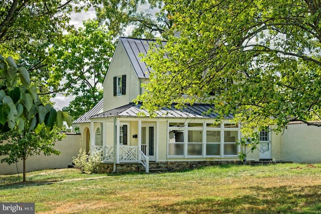 view of front of property featuring a front lawn