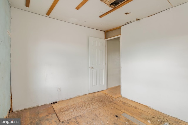 empty room featuring ceiling fan