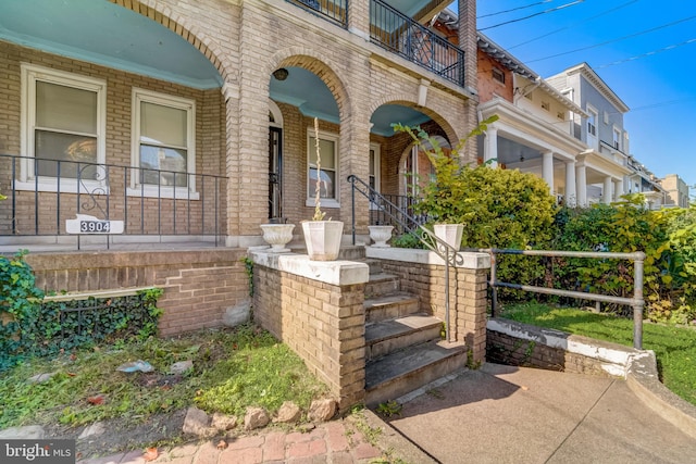 property entrance featuring a balcony