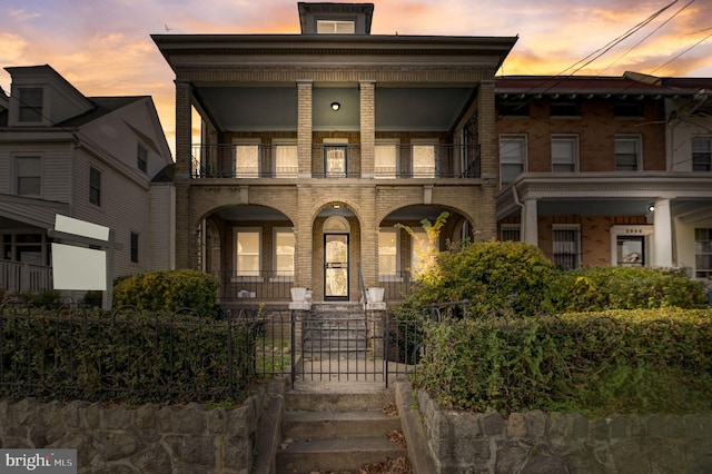 view of front facade featuring a balcony